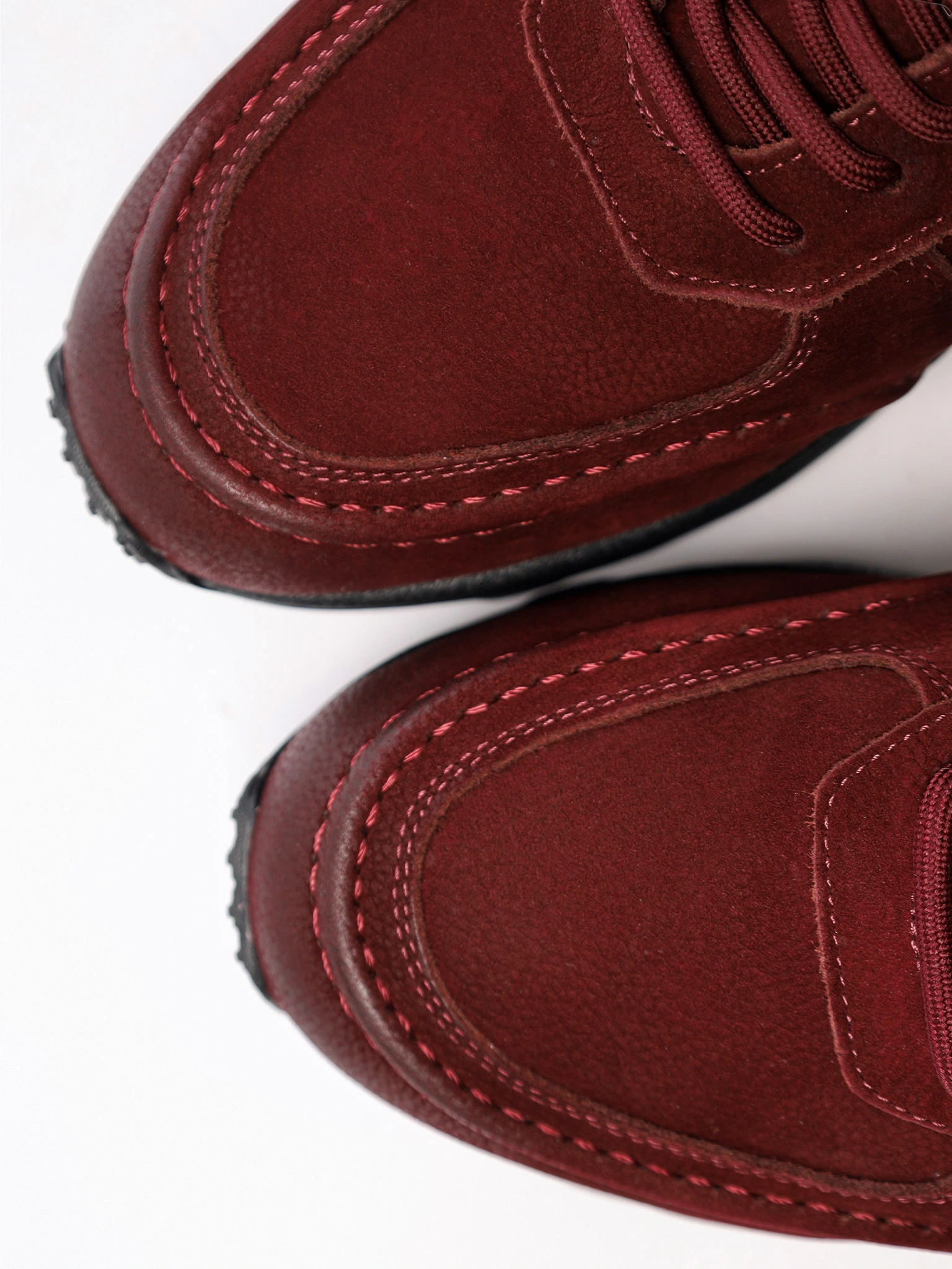 Кроссовки бордового цвета на рельефной подошве